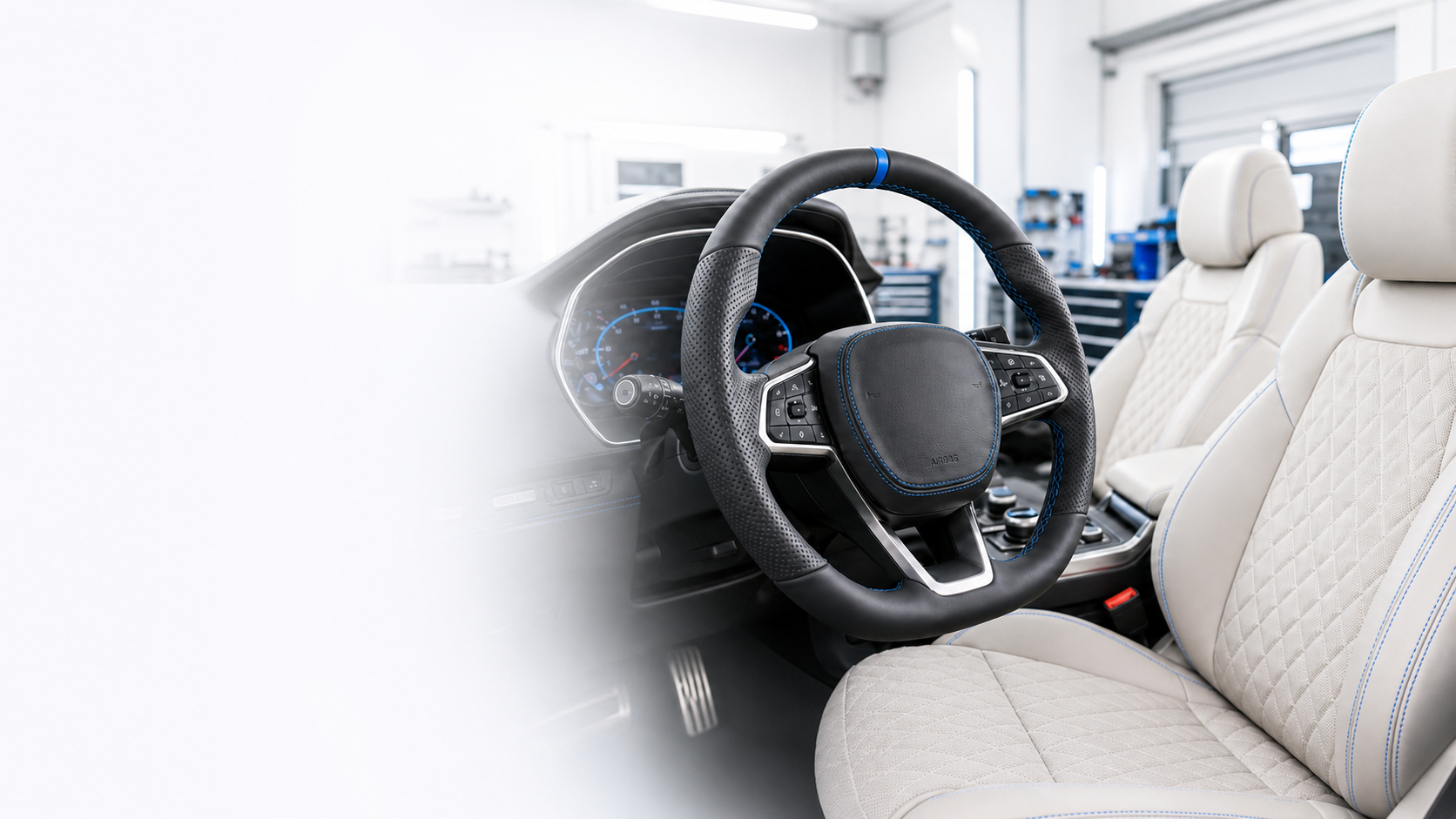 Перетянутый руль и светлый салон автомобиля в автоателье